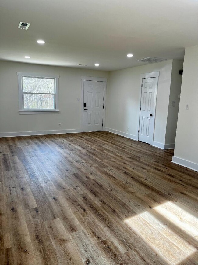 Building Photo - 504 Tulip Tree Dr