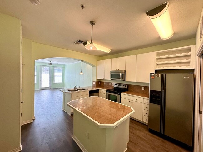 Building Photo - 2/2 Condo Near UT!