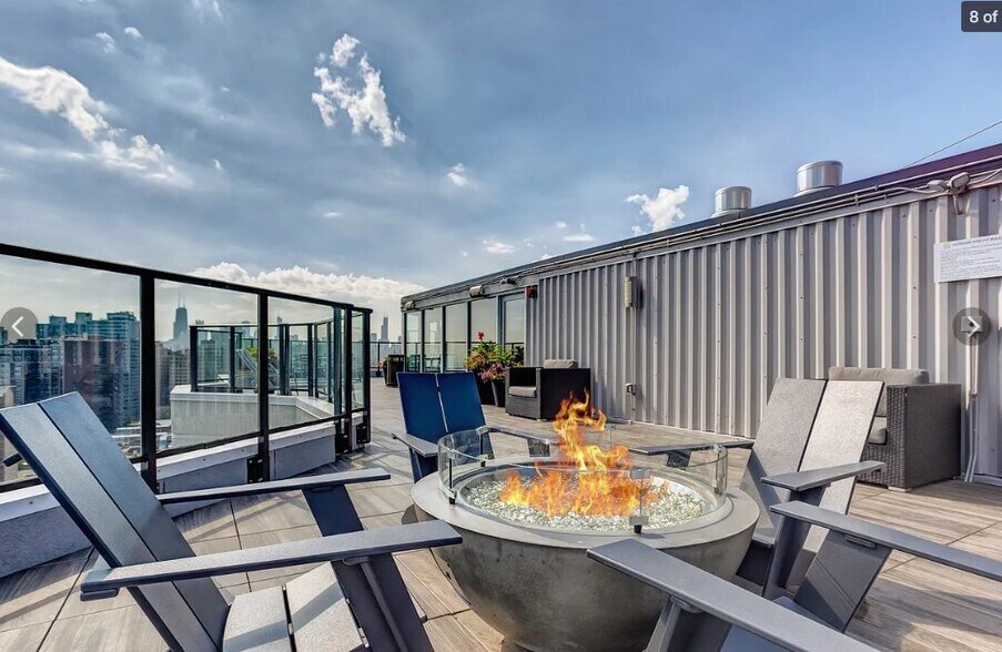 Building Photo - 2555 N Clark St