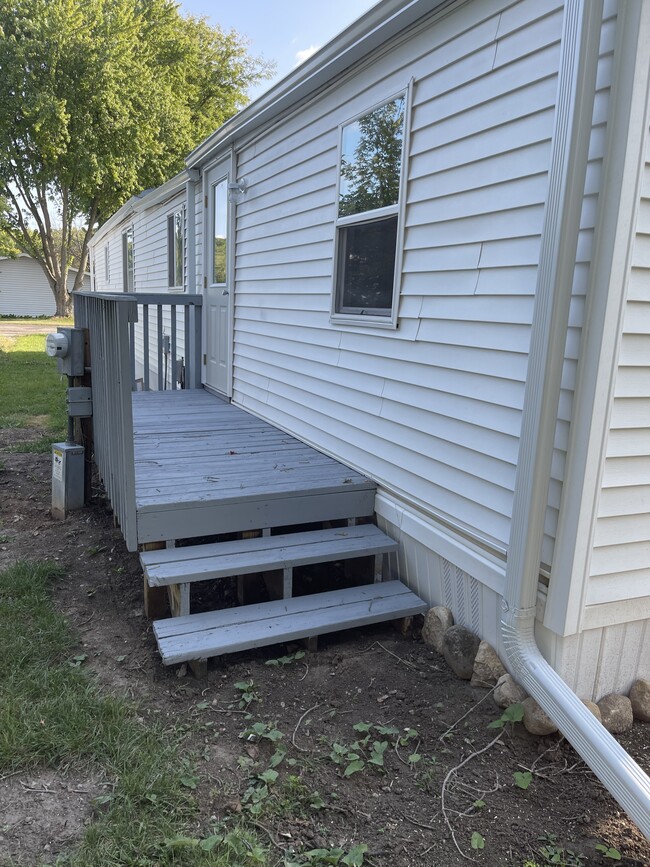 Porch on right side - 4 Meadow Lark Ln