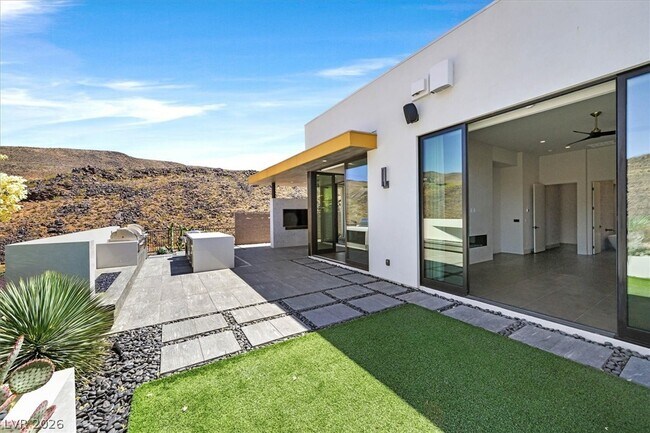 Building Photo - 692 Scenic Cliff Dr