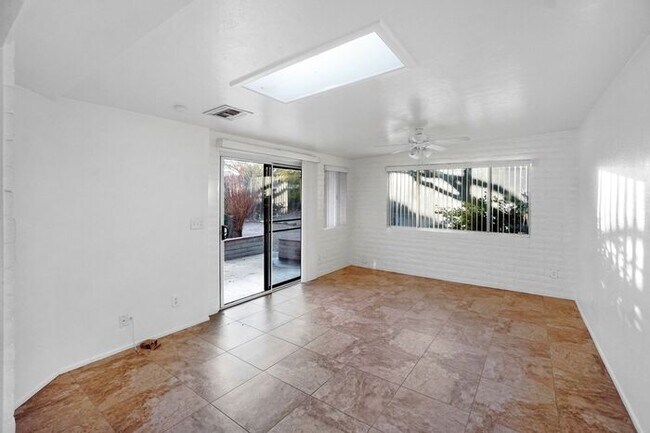 Building Photo - Radiant East Tucson Retreat: Bright 2-Bed with Large Private Backyard