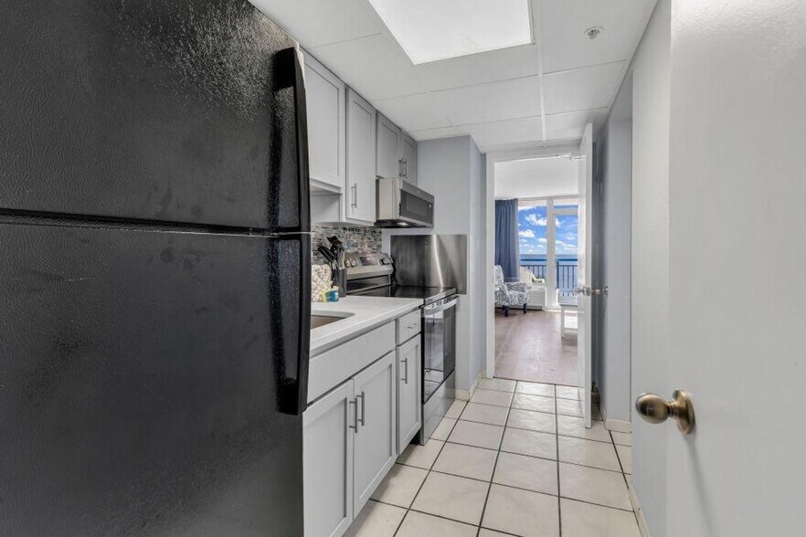 Building Photo - 2300 N Ocean Blvd