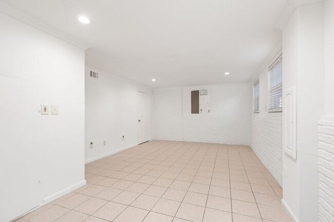 Building Photo - 1017 John Paul Jones Dr