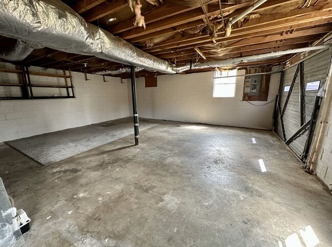 Building Photo - 3 Bedroom Home For Rent Over The River!