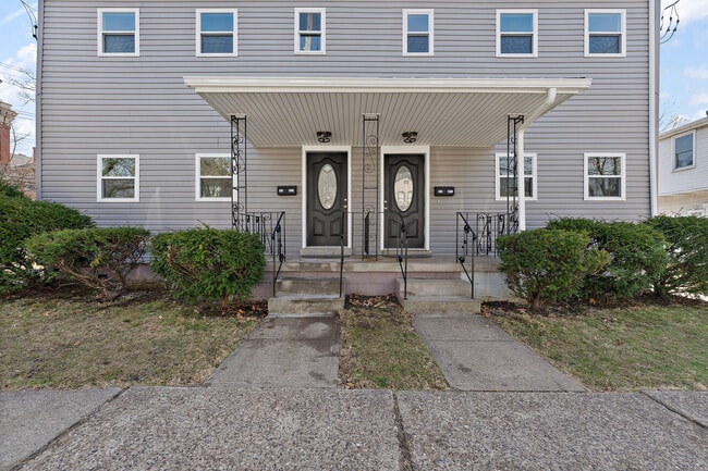 Building Photo - 350 Chestnut St