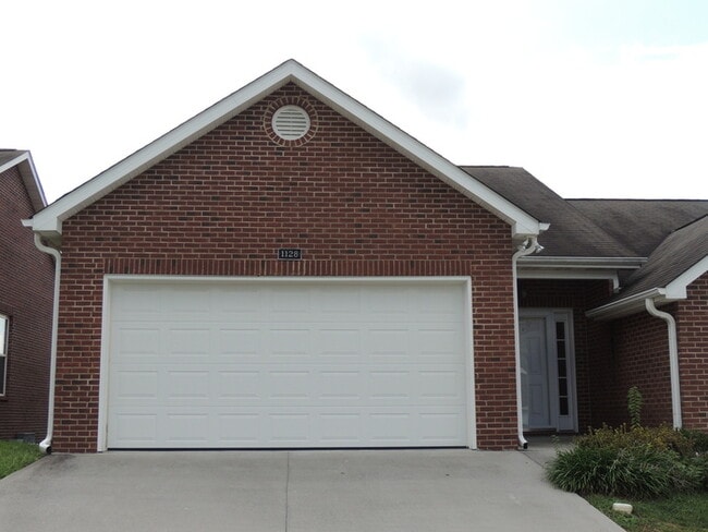 Building Photo - 3 bed, 2 bath, 2 car garage townhouse w/ bonus room in West Knoxville