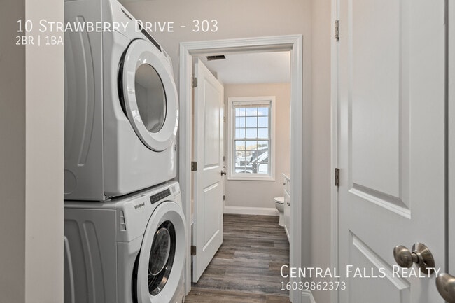 Building Photo - 10 Strawberry Dr