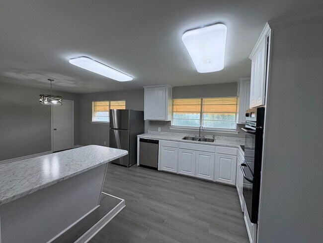Building Photo - 3 Bed 1.5 Bath Brick House