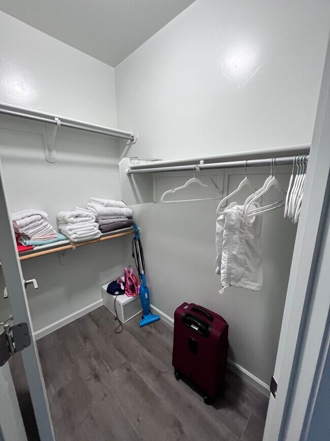 Building Photo - Central- FURNISHED 4 bedroom/ 3 bathroom h...