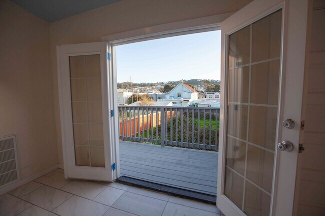 Building Photo - Charming Oceanveiw Renovated Single-Family...