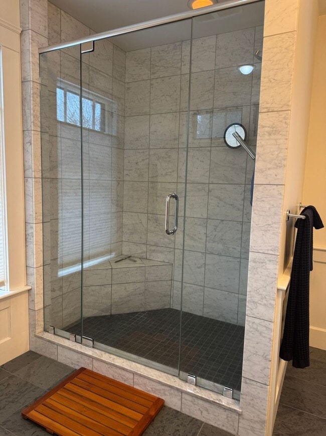 Building Photo - 3 bedroom, 2.5 bath home walking distance to Dartmouth College