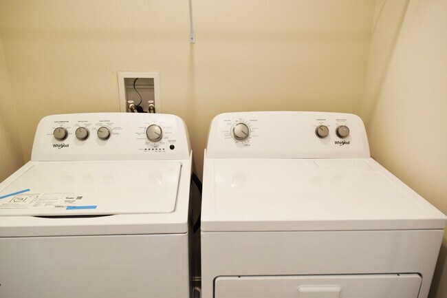 Building Photo - Stunning NEW Townhouse in Heritage Trace!