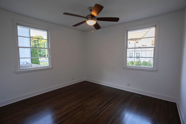 Building Photo - 1100 Grandview Dr