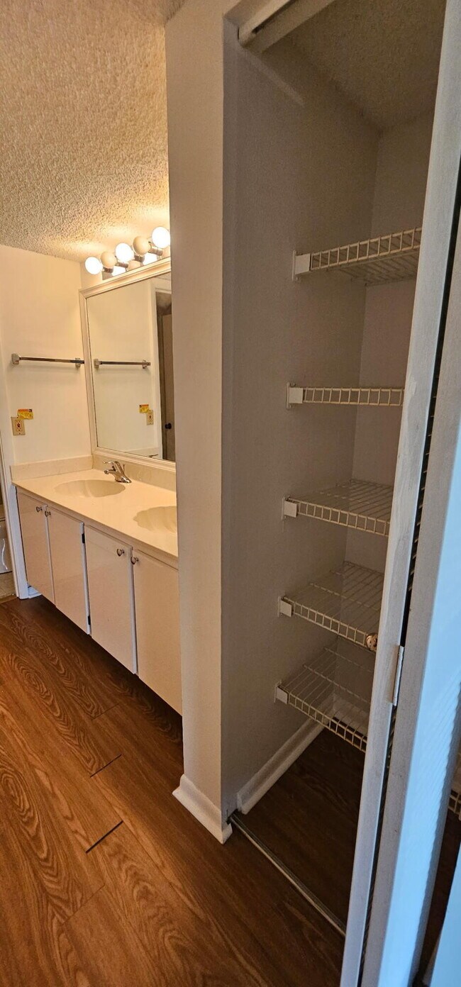 Building Photo - 7879 Willow Spring Dr