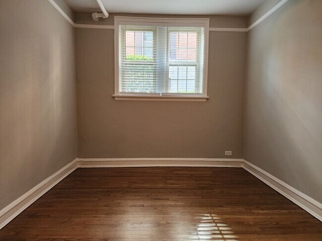 Building Photo - Recently Renovated East Rogers Park Garden...