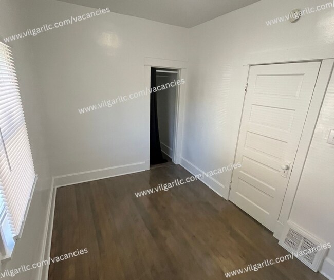 Building Photo - 4855 White Oak Ave