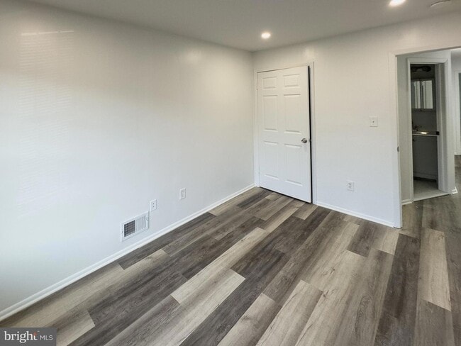 Building Photo - 303 Dove Ct