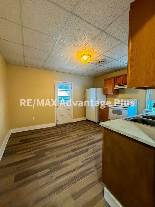 Building Photo - 400 S Main St