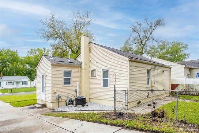 Building Photo - 18261 Brentwood St