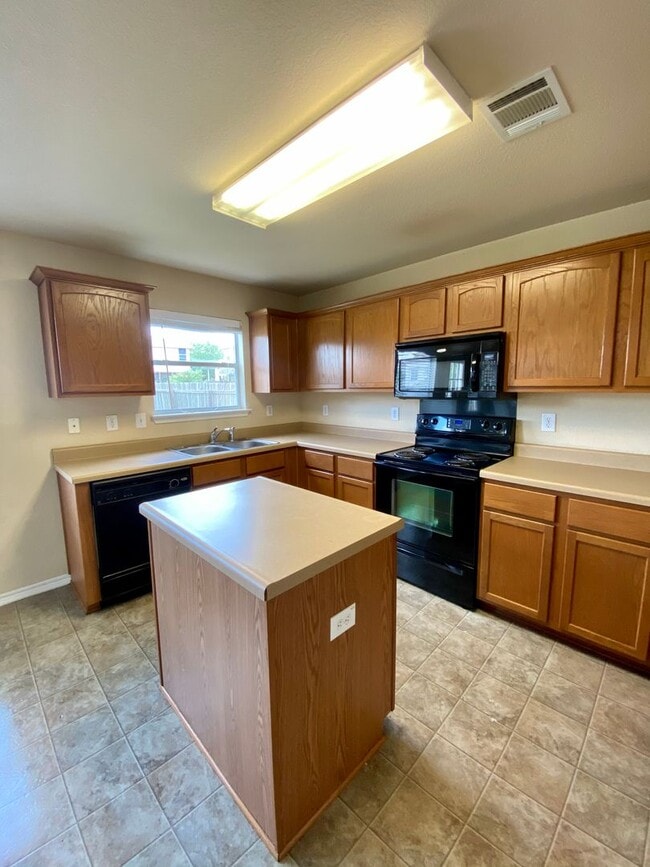 Building Photo - Charming New Braunfels Home Available for Immediate Move In