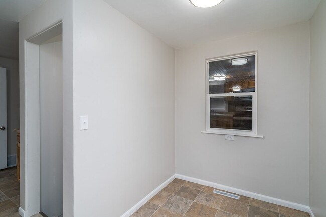 Building Photo - 3 Bedroom Home Available Now!