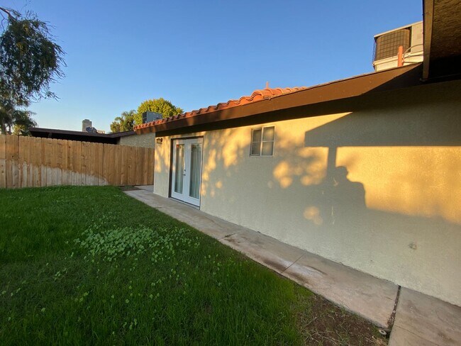 Building Photo - Gorgeous 3 BD 2 BA remodeled home availabl...