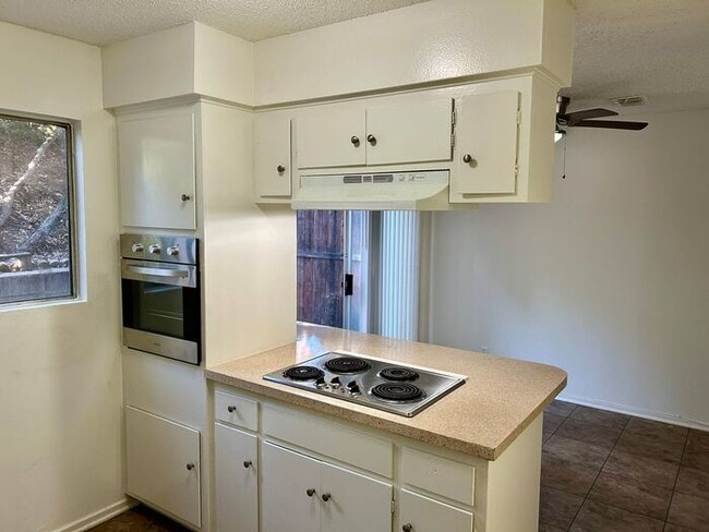 Building Photo - REALLY NICE 2BD & 1.5BA TOWNHOME IN FULLERTON