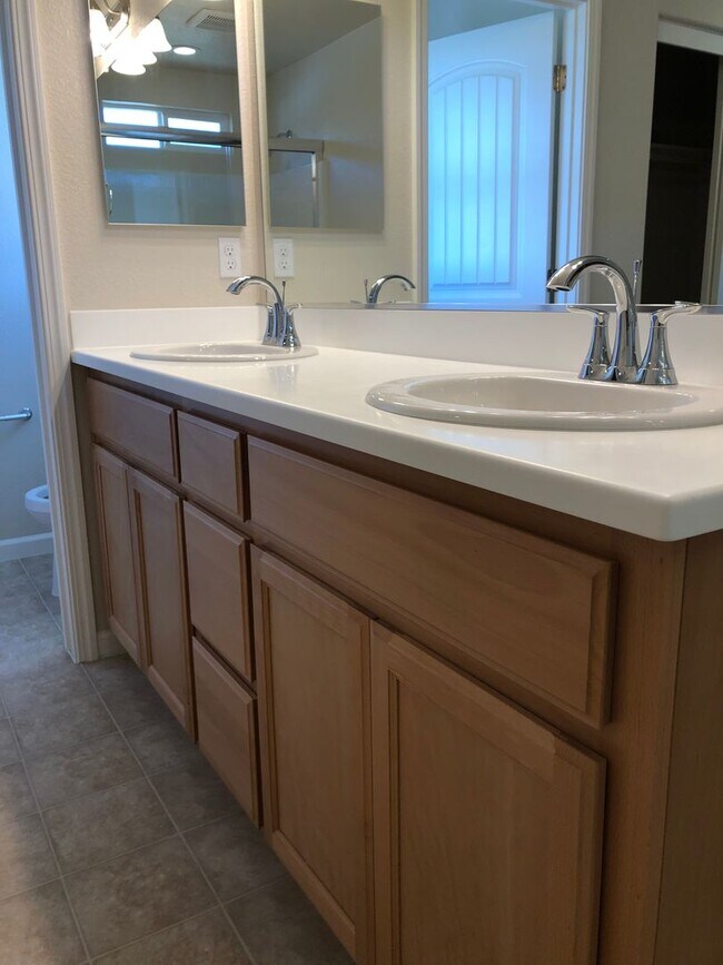 Building Photo - Modesto 3 Bedroom 2.5 Bath Newer Construction