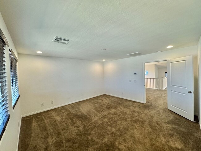 Building Photo - Newer Home with Gated Community Single Fam...