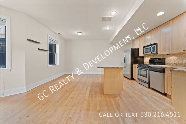 Building Photo - 7635 N Greenview Ave