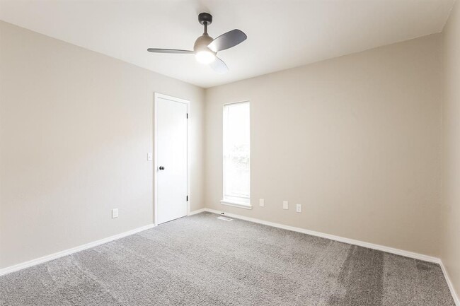 Building Photo - 10025 S Linn Ave