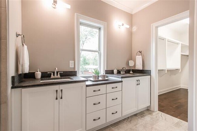 Building Photo - Huge East Nashville Home just steps to the...
