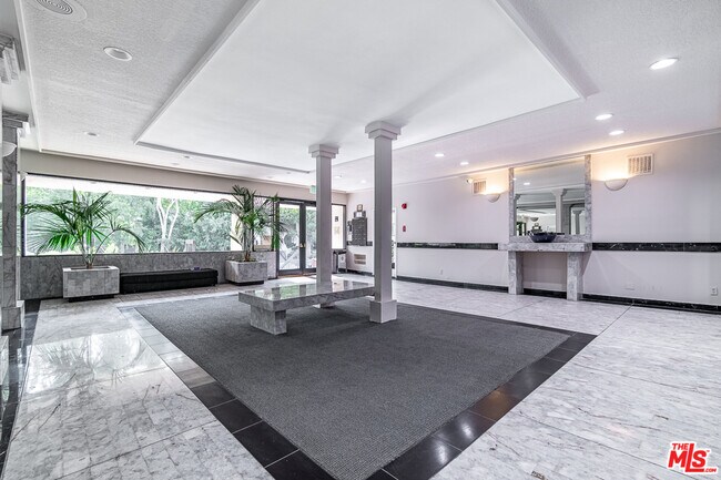 Building Photo - 723 Westmount Dr