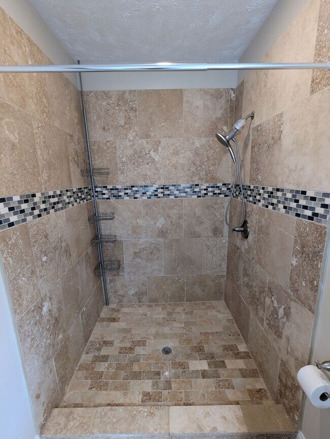 Building Photo - Spacious 2 Bedroom, 2.5 Bathroom Single Family Home (South Side Flats)