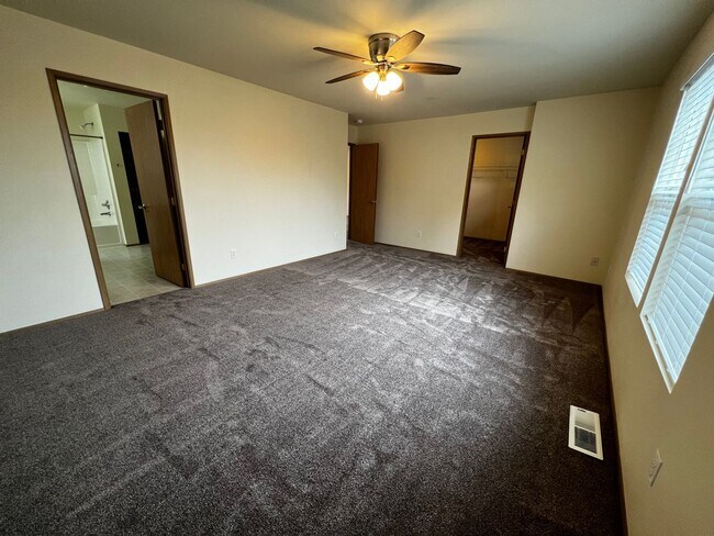 Building Photo - DuPont 2365 SF 3 bedroom plus loft home.