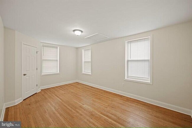 Building Photo - Available Now- Beautiful 3 Bedroom, 2 Bath...