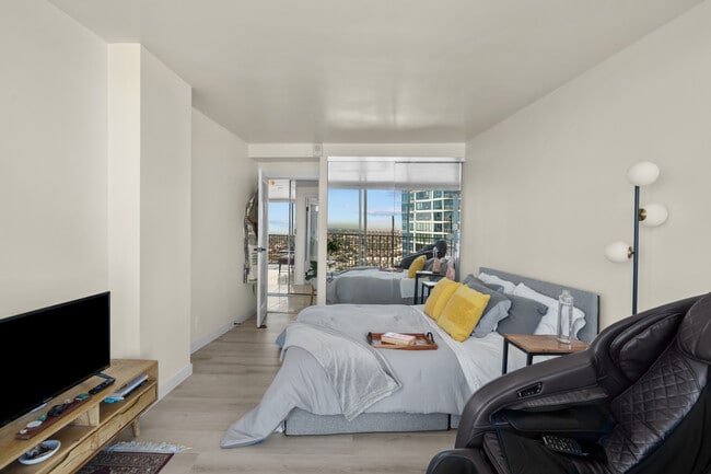 Building Photo - 700 E Ocean Blvd