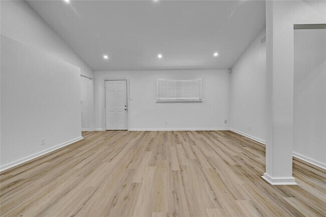 Building Photo - Fully updated 6 bed house!!! 1911 David!