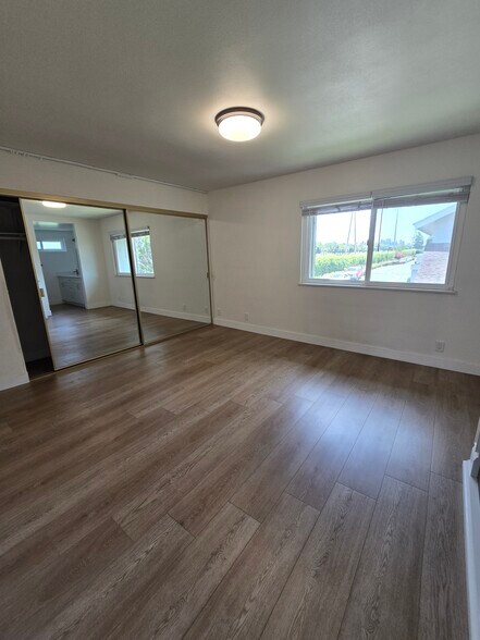 Building Photo - 10 Goldenbush