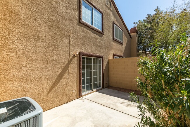 Building Photo - Stylish 2-Bedroom Townhome in Henderson!