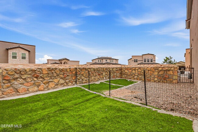 Building Photo - 672 La Entrada Cir