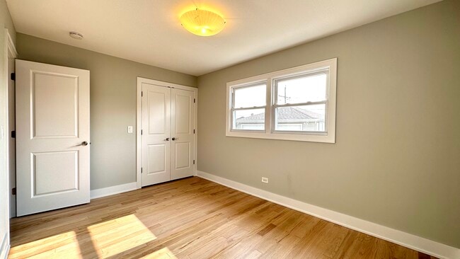 Building Photo - 4833 N Ozark Ave