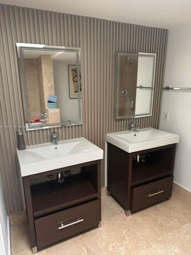 Building Photo - 121 Crandon Blvd