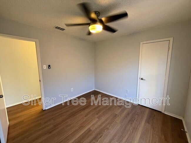 Building Photo - 6847 S Creek Dr