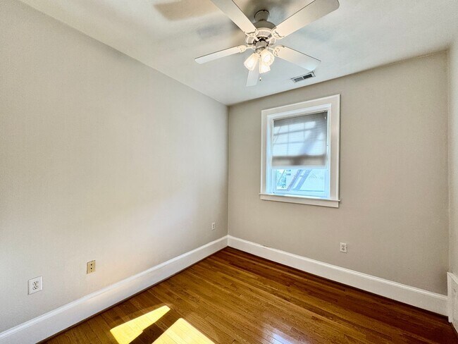 Building Photo - Amazing Garden-Style Condo Available 08-11-26! Vintage Building - All Appliances Convey!