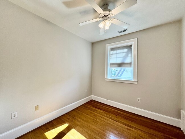 Building Photo - Amazing Garden-Style Condo Available NOW! ...