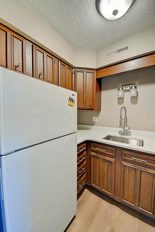 Building Photo - 1215 Oakland Rd NE