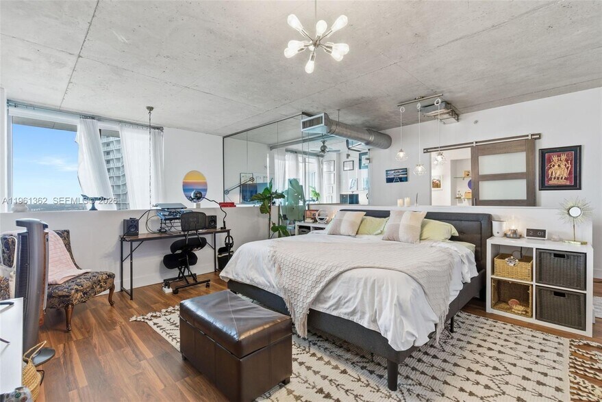 Building Photo - 690 SW 1st Ct