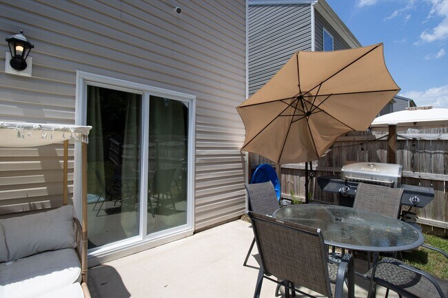 Building Photo - Stylish & Spacious Pet-Friendly Home in Bo...